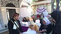 Menggunakan konsepan ala pesta nikahan, seluruh dekor dan panitian jaga TPS 21 Garut, cukup menyedot perhatian masyarakat dalam pemilu 2019 kali ini. Foto (Liputan6.com / Jayadi Supriyadin)