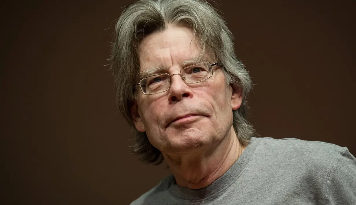 Stephen King pun ikut di-block oleh Donald Trump do. Stephen pun menuliskan bahwa d irinya tak akan membiarkan Trump menonton filmnya yakni IT atau MR. MERCEDES.(Rolling Stone)