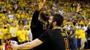 Pebasket Cleveland Cavaliers, LeBron James dan Kevin Love merayakan keberhasilan meraih mahkota NBA usai menaklukkan Golden State Warriors. Cavs menang dengan skor 93-89 atas Warriors. (AFP/Ezra Shaw)