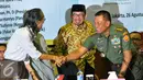 Panglima TNI Jenderal Gatot Nurmantyon (kanan) bersalaman dengan Sejarahwan Anhar Gonggong usai mengikuti Seminar Kebangsaan 70 Tahun Kemerdekaan Indonesia, Jakarta, Rabu (26/08/2015). (Liputan6.com/Andrian M Tunay)