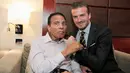 Mantan petinju dunia, Muhammad Ali berpose bersama pesepakbola David Beckham di London , 24 Juli 2012. Ali terakhir kali tampil di hadapan publik pada acara 'Celebrity Fight Night' di Arizona, April 2016. (REUTERS / John Marsh)