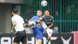 Pemain PSIS Semarang, Wallace Costa (tengah) berebut bola dengan pemain Persikabo 1973, Hendra Adi Bayauw dalam laga pekan ke-12 BRI Liga 1 2021/2022 di Stadion Manahan, Solo, Kamis (18/11/2021). (Bola.com/Bagaskara Lazuardi)