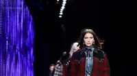 Model Bella Hadid berjalan di atas catwalk membawakan koleksi busana Fall-Winter 2018-19 milik Dsquared2 selama acara Milan Fashion Week, Italia, (14/1). (AP Photo / Luca Bruno)