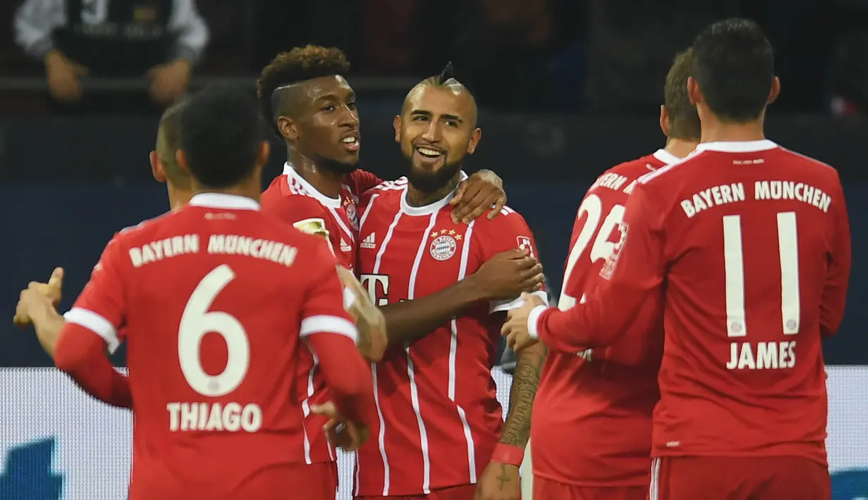 Para pemain Bayern Munchen merayakan gol yang dicetak oleh Arturo Vidal ke gawang Schalke pada laga Bundesliga, di Stadion Veltins, Selasa (20/9/2017). Bayern Munchen menang 3-0 atas Schalke. (AFP/Patrik Stollarz)