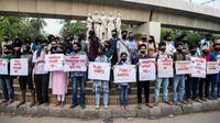 Sejumlah mahasiswa di Dhaka, Bangladesh, menggelar aksi menuntut pembebasan Shamsuzzaman Shams, yang didakwa terkait berita palsu. (Dok. AFP via The Guardian)