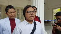 Faisal Amir bersama keluarganya menyambangi kantor Gubernur DKI Jakarta Anies Baswedan, Jumat (25/10/2019). (Liputan6.com/ Ika Defianti)