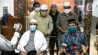 Sekretaris Umum FPI Munarman (kanan) memberikan keterangan terkait aksi penyerangan terhadap polisi oleh Laskar FPI di Petamburan III, Jakarta, Senin (7/12/2020). Munarman membantah adanya aksi penyerangan terhadap polisi oleh Laskar FPI. (Liputan6.com/Faizal Fanani)