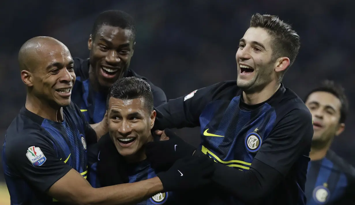 Para pemai Inter Milan merayakan gol Jeison Fabian Ceron Murillo (tengah) pada laga Coppa Italia melawan Bologna di Giuseppe Meazza, Milan, (17/1/2017). Inter Milan 3-2.  (AP/Luca Bruno)