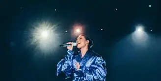 Raisa membuka konser tunggalnya dengan oversized leather coat berwarna biru dari Harry Halim [instagram/houseofharryhalim]