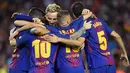 Penyerang Barcelona, Lionel Messi merayakan gol bersama rekan setimnya saat melawan Espanyol dalam pertandingan Liga Spanyol di stadion Camp Nou, Barcelona (9/9). (AFP Photo/ Lluis Gene)