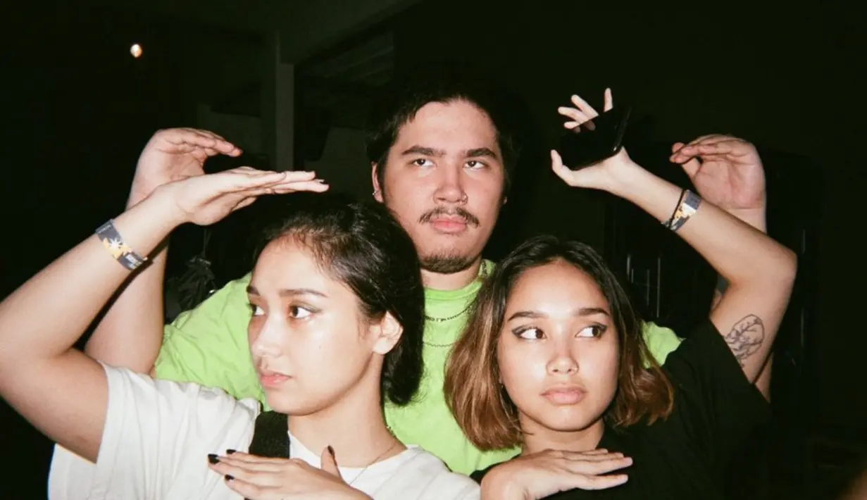 Salmaa dan Salwaa memiliki karakter gaya fashion yang serupa. Bahkan eksplorasi gaya semakin seru dengan makeup yang eksploratif. [Instagram/ Salmaache]