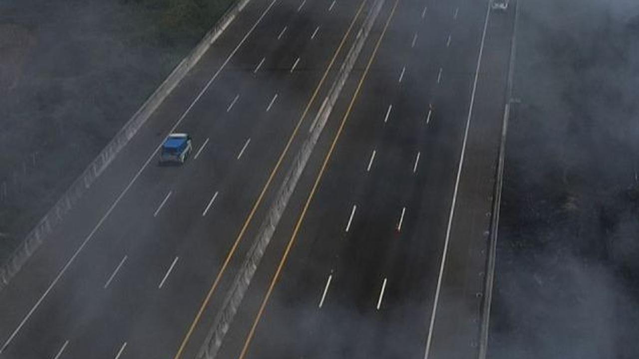 Dari pantauan udara terlihat sejumlah kendaraan memperlambat lajunya akibat kabut asap dari kebakaran TPS ilegal di samping Tol Cibitung-Cilincing.