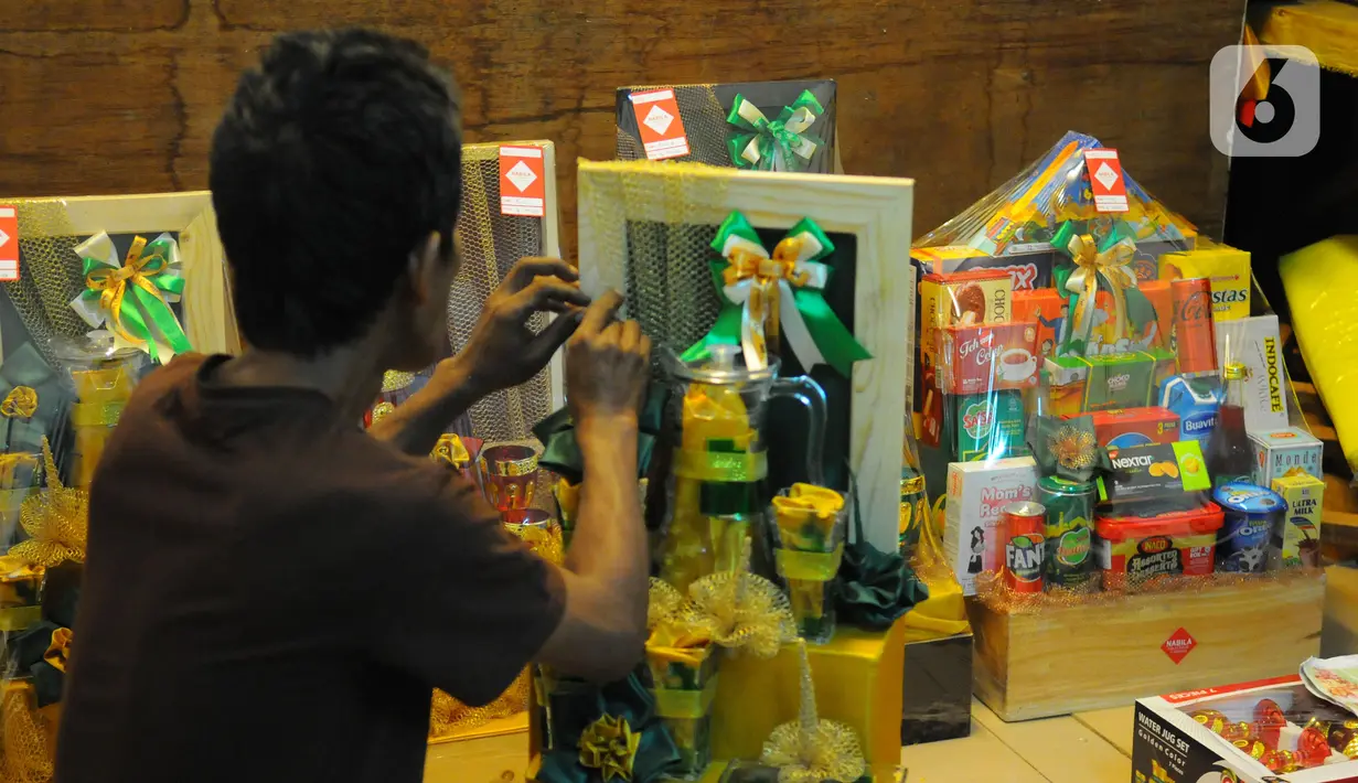 Para pedagang musiman itupun tak henti mencari terobosan untuk meningkatkan daya saing dengan para pedagang parsel yang lebih profesional. (merdeka.com/Imam Buhori)