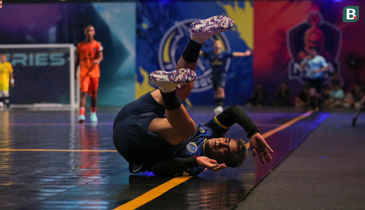 Pemain Fury Squad, Cristian Gonzales terjatuh setelah berebut dengan pemain Nova Titans dalam laga Futsal X Series 2 di GOR UNJ, Rawamangun, Jakarta, Sabtu (17/01/2026). (Bola.com/Bagaskara Lazuardi)