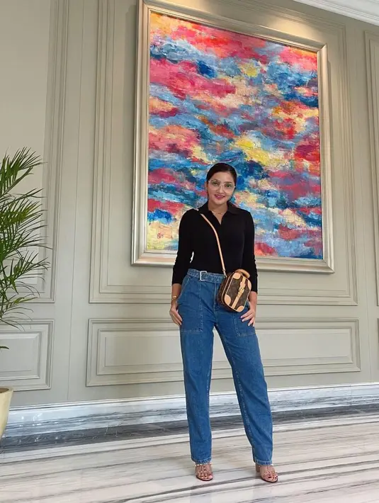 Lewat vlog yang diunggah kanal Youtube The Hermansyah A6, Jumat (5/3), Ashanty mengaku sempat ingin menyerah melawan covid. Berawal dari indera perasa yang juga mengalami gangguan seperti kebanyakan pasien. (Instagram/ashanty_ash)