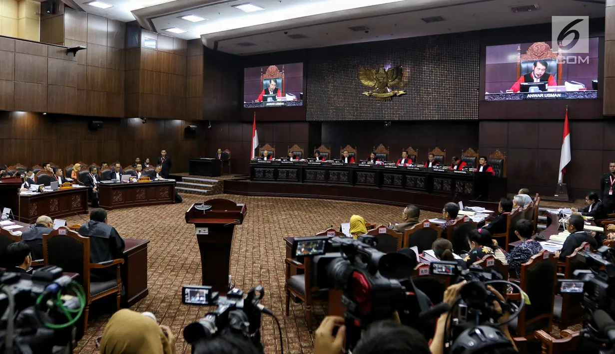 Suasana sidang perdana sengketa Pilpres 2019 di Mahkamah Konstitusi (MK), Jakarta, Jumat (14/6/2019). Sesuai jadwal, persidangan hari ini dengan agenda pembacaan materi gugatan dari pemohon, yaitu paslon 02 Prabowo Subianto-Sandiaga Uno. (Lputan6.com/Johan Tallo)