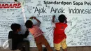 Sejumlah anak menulis di banner yang telah disediakan salah satu perusahaan alat tulis saat memperingati Hari Pelanggan Nasional di Bundaran Hotel Indonesia, Jakarta, Minggu, (6/9/2015). (Liputan6.com/Helmi Afandi) 
