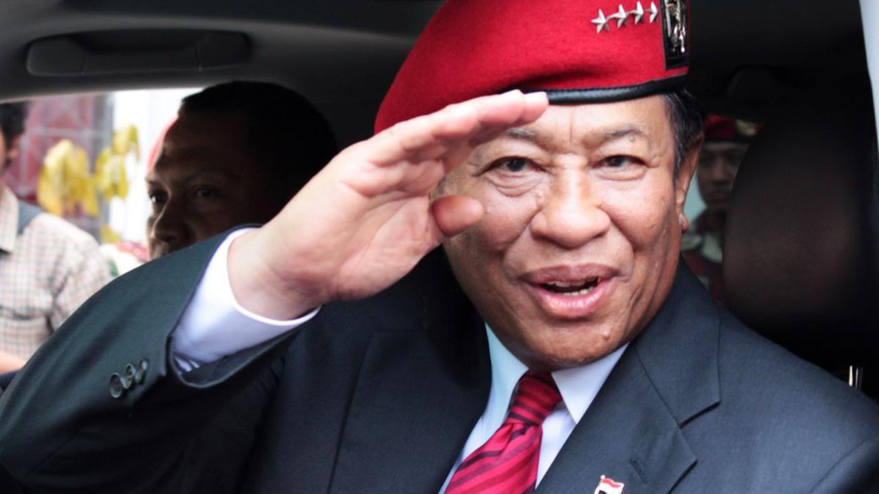 "Saya pilih cara yang kedua," kata Perwira Baret Merah ini.

Agum pun memerintahkan anak buahnya tidak membawa banyak peluru dan granat.