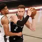 Pemain Nets Blake Griffin (kanan) berduel dengan bintang Bucks Giannis Antetokounmpo di semifinal wilayah NBA (AFP)