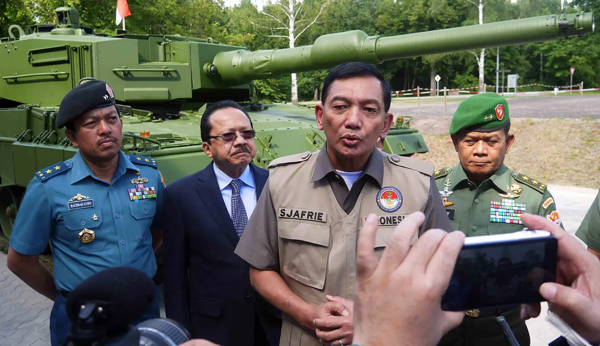 Hal tersebut diungkapkan Wamenhan RI Syafrie Syamsudin didampingi Dubes RI Untuk Jerman Fauzi Bowo saat meninjau Tank Leopard di Pabrik Rheinmetall, Unterluss di Jerman, Kamis (26/6) (Liputan6.com/ Foto Dok Kemhan)
