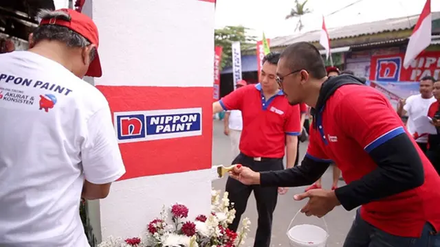 uus bersama dengan tim nippon paint bersemangat mengecat gapura merah putih