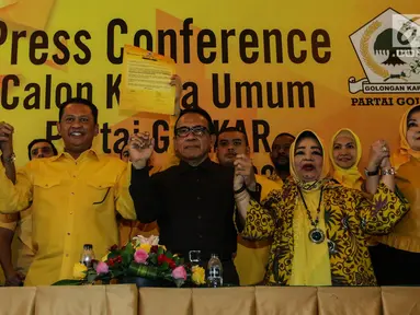 Politisi Partai Golkar, yakni Ali Yahya (kiri), Bambang Soesatyo (kedua kiri), Ulla Nuchrawatty (kedua kanan) dan Marlinda Irwanti (kanan) menyatakan diri maju sebagai calon ketua umum Partai Golkar periode 2019-2024 saat konferensi pers di Jakarta, Kamis (18/7/2019). (Liputan6.com/Herman Zakharia)