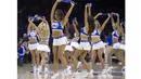  Philadelphia 76ers Cheerleaders saat tampil pada laga NBA di Wells Fargo Center, Philadelphia, Pennsylvania, AS. (AFP/Mitchell Leff/Getty Images)