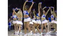  Philadelphia 76ers Cheerleaders saat tampil pada laga NBA di Wells Fargo Center, Philadelphia, Pennsylvania, AS. (AFP/Mitchell Leff/Getty Images)