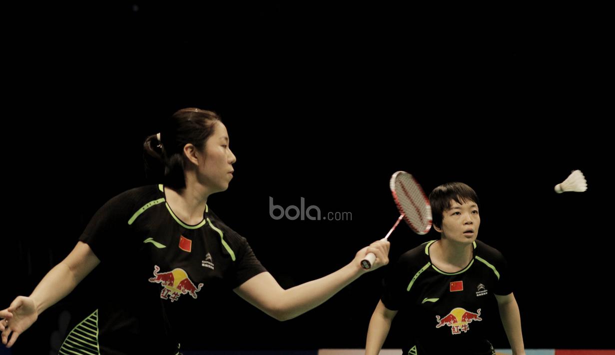 Pasangan China, Chen Qingchen/Jia Yifan, berusaha mengembalikan kok. Di final nanti pasangan China ini akan bertemu pasangan Korea Chang Ye Na/Lee So Hee. (Bola.com/M Iqbal Ichsan)