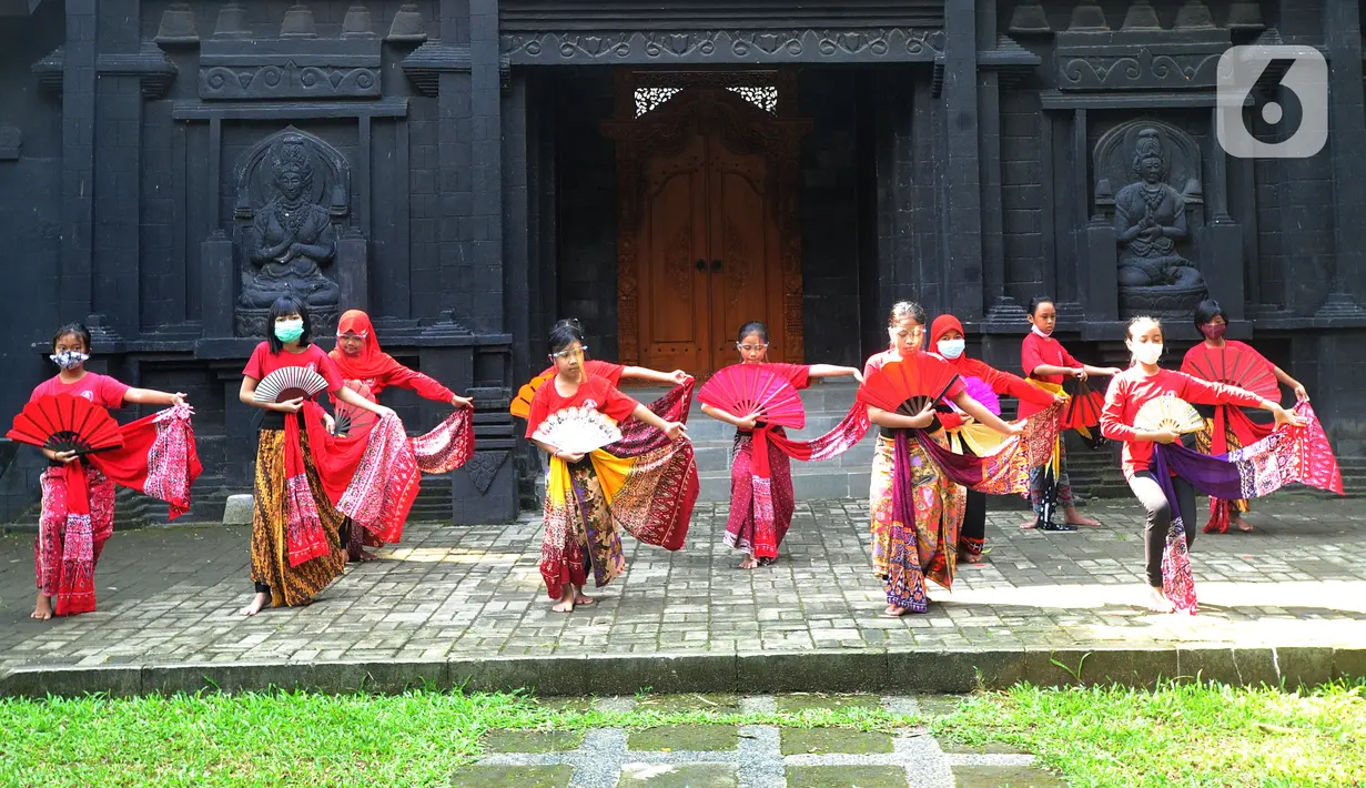 Anak-anak berlatih tari tradisional di Rumah Budaya Nusantara Puspo Budoyo, Ciputat, Tangerang Selatan, Minggu (15/11/2020). Latihan tari di masa pandemi dengan protokol kesehatan ini salah satunya bertujuan menanamkan nilai budaya bangsa kepada generasi muda sejak dini. (merdeka.com/Arie Basuki)
