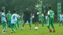 Tim pelatih dari FC Barcelona, Jordi Fernandes (kanan) dan Marti Vila saat memberikan pelatihan sepak bola kepada anak-anak hasil seleksi Milo Football Championship 2017, Tangerang Selatan, Jumat (21/4). (Liputan6.com/Helmi Afandi)