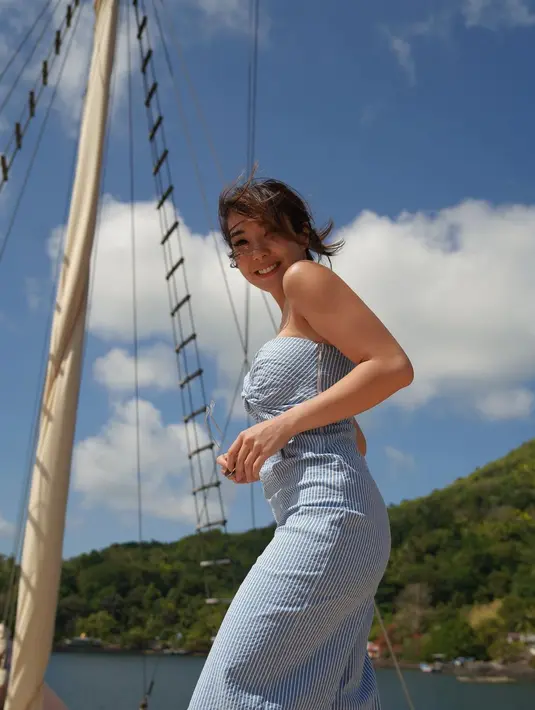 Gisella Anastasia baru saja mengunggah beberapa potret dirinya berlayar. Ia tampil cantik pamer body goals di atas kapal. [Foto: Instagram/gisel_la]