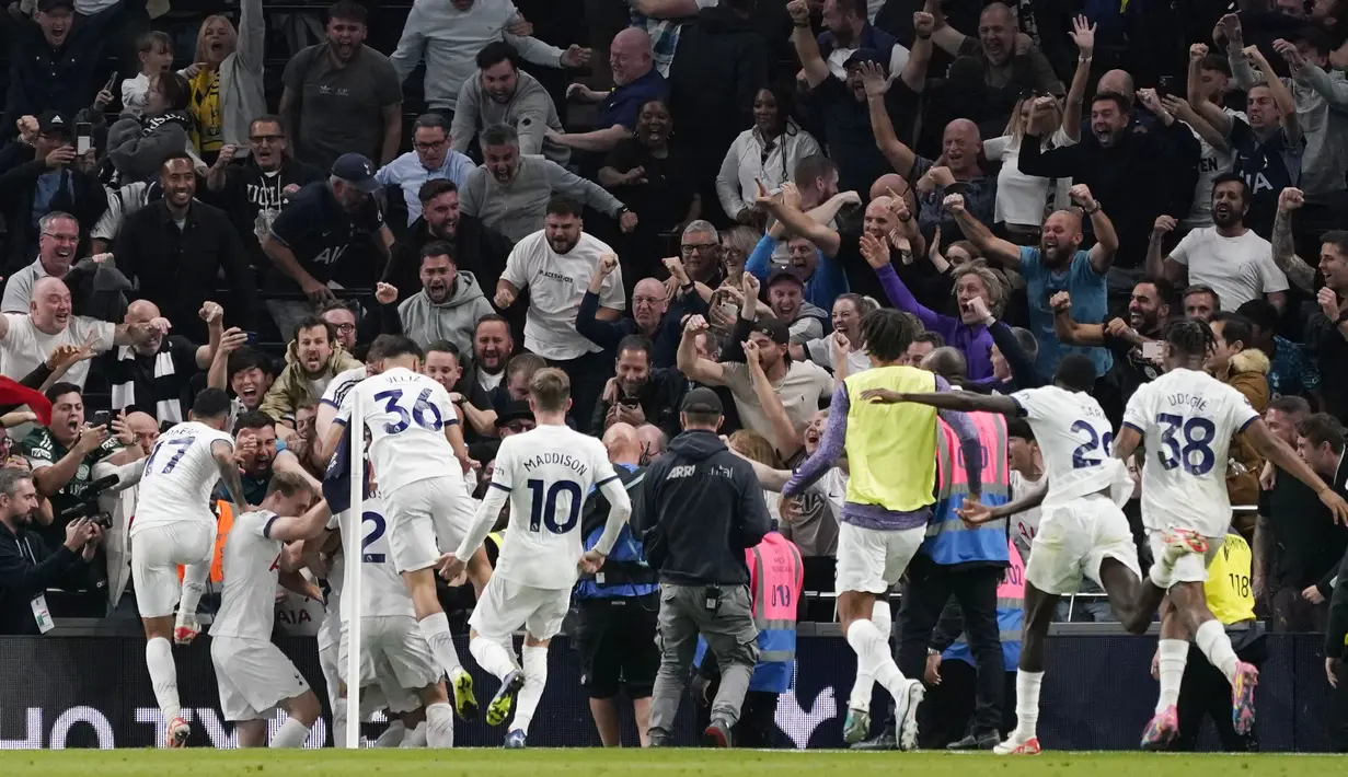 Pemain Tottenham Hotspur dan suporter merayakan gol bunuh diri yang dicetak oleh pemain Liverpool, Joel Matip, pada laga pekan ketujuh Premier League 2023/2024 di Tottenham Hotspur Stadium, Sabtu (30/09/2023). (AP Photo/Alberto Pezzali)