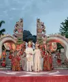 Pernikahan keponakan Erick Thohir, Gamma Thohir dan Keelie Gunawan masih berlanjut di Bali. Kali ini, hadirkan dekorasi bernuansa Nusantara dengan dominasi warna merah dan material anyaman. [@dikhadheansa]