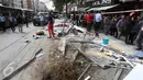 Sejumlah orang berkumpul di lokasi kecelakaan akibat sebuah bus menabrak halte yang penuh penumpang di distrik Dikimevi, Ankara, Turki, Kamis (1/10/2015). 12 orang tewas akibat bus kehilangan kendali karena mengalami rem blong. (AFP PHOTO/ADEM ALTAN)