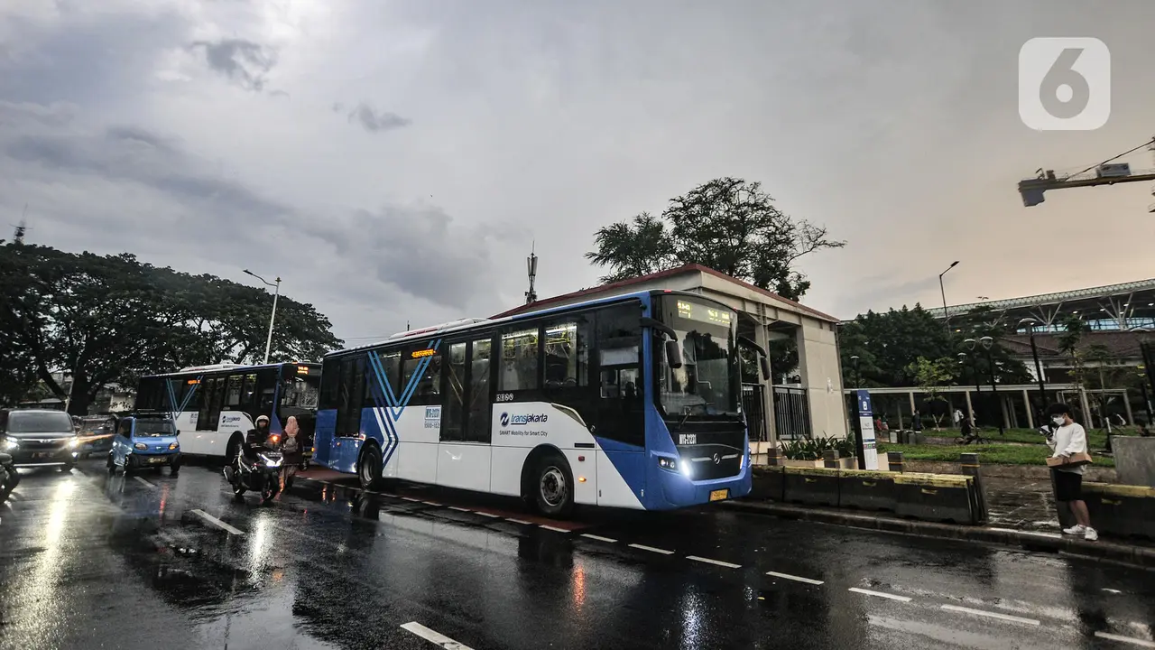 FOTO: Cegah Penumpukan Penumpang, Transjakarta Tambah Armada di Stasiun Manggarai