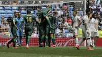 Para pemain Real Betis merayakan gol ke gawang Real Madrid pada laga pamungkas Liga Spanyol 2018-19 di Santiago Bernabeu, Minggu (19/5/2019). Real Betis menang 2-0. (AP Photo/Bernat Armangue)