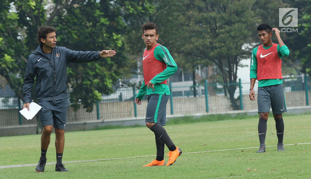 Pelatih Timnas Indonesia U-23, Luis Milla (kiri) memberi arahan pada Egy Maulana Vikri saat latihan di Lapangan A Senayan, Jakarta, Sabti (17/3). Latihan ini persiapan uji tanding melawan Singapura pada 21 Maret mendatang.(Liputan6.com/Helmi Fithriansyah)