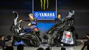 Pebalap Monster Energy Yamaha, Fabio Quartararo dan Franco Morbidelli, saat memperkenalkan livery baru yang akan digunakan untuk MotoGP 2023 di Jakarta di Hotel St. Regis pada Selasa (17/1/2023). (Dok. Yamaha)