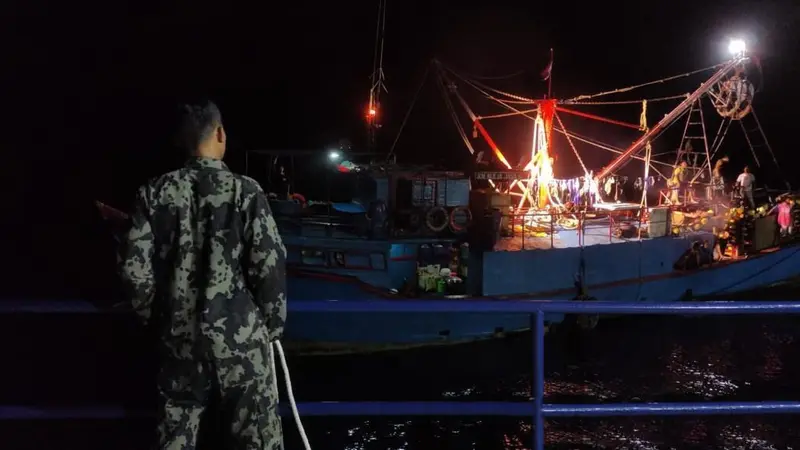 Kementerian Kelautan dan Perikanan menertibkan 10 kapal perikanan Indonesia yang beroperasi tidak sesuai aturan di Perairan Halmahera dan Banggai. (Dok KKP)