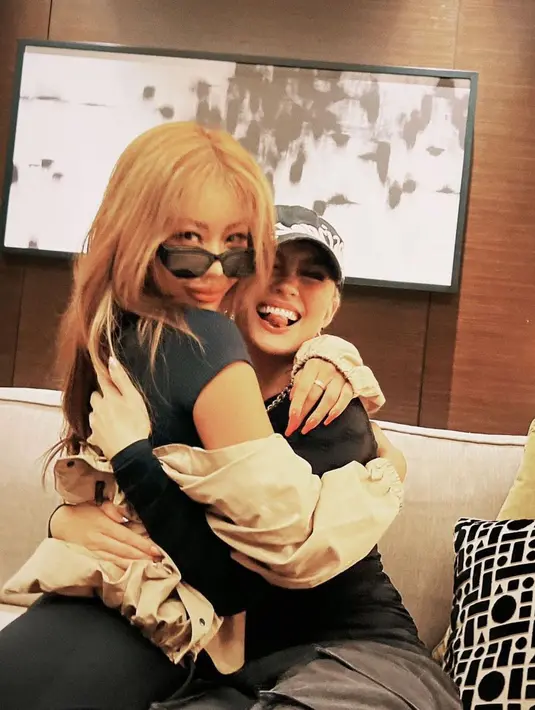 <p>Sementara Jessi mengungkap kebahagiaannya bertemu kembali dengan Agnez setelah sekian lama. (Instagram/agnezmo)</p>