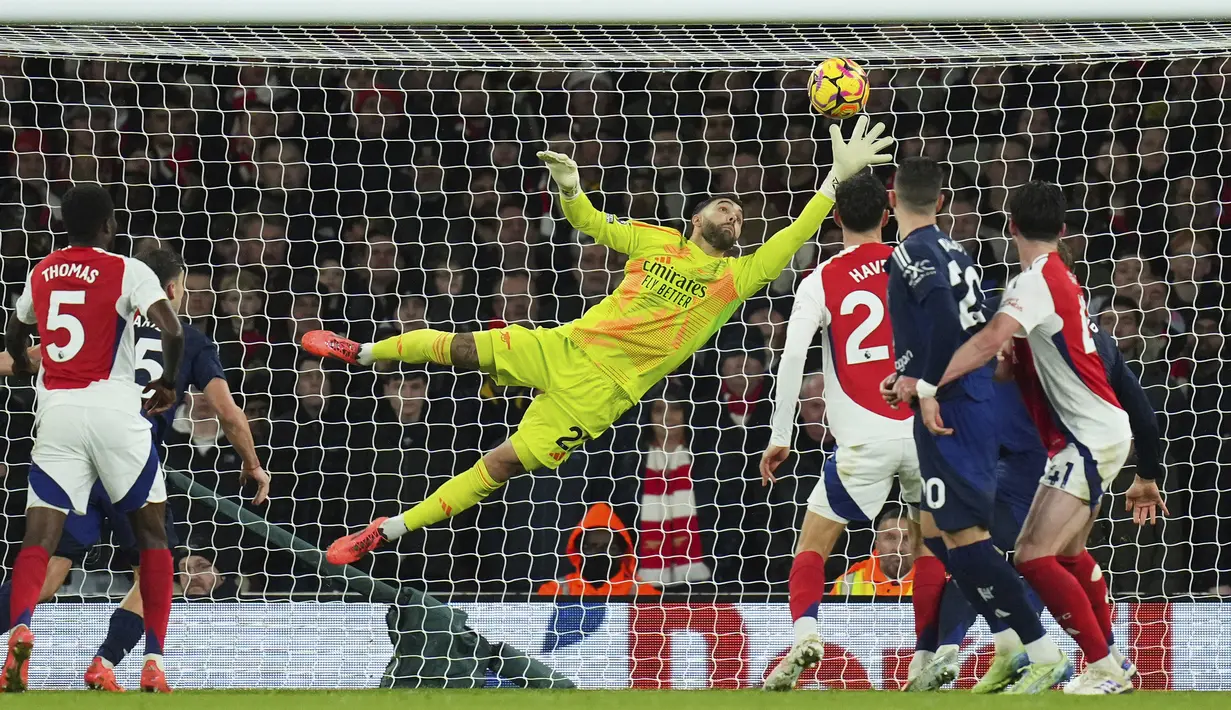 Kiper Arsenal, David Raya berusaha menghalau bola pada laga lanjutan Liga Inggris 2024/2025 melawan Manchester United di Emirates Stadium, London, Inggris, Kamis (05/12/2024) WIB. (AP Photo/Kirsty Wigglesworth)