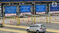 Kendaraan melintasi Gerbang Tol Pondok Ranji di Tangerang Selatan, Banten, Senin (18/1/2021). Kenaikan tarif jalan tol lingkar luar Jakarta (JORR) berlaku mulai 17 Januari 2021. (Liputan6.com/Johan Tallo)