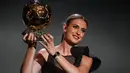 Pemain FC Barcelona, Alexia Putellas menerima penghargaan Woman Ballon d'Or keduanya saat upacara penghargaan Ballon d'Or France Football 2022 di Theater du Chatelet di Paris, Senin (17/10/2022). Alexia Putellas meraih penghargaan Ballon d'Or Wanita 2022 untuk Pesepak Bola Wanita Terbaik. (FRANCK FIFE/AFP)