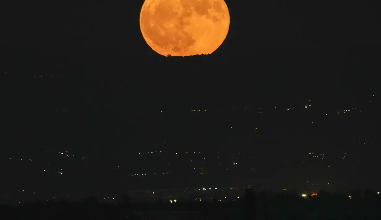 Supermoon terbit di langit malam di atas Roma, Italia, Senin, 3 Juli 2023. (AP Photo/Alessandra Tarantino)