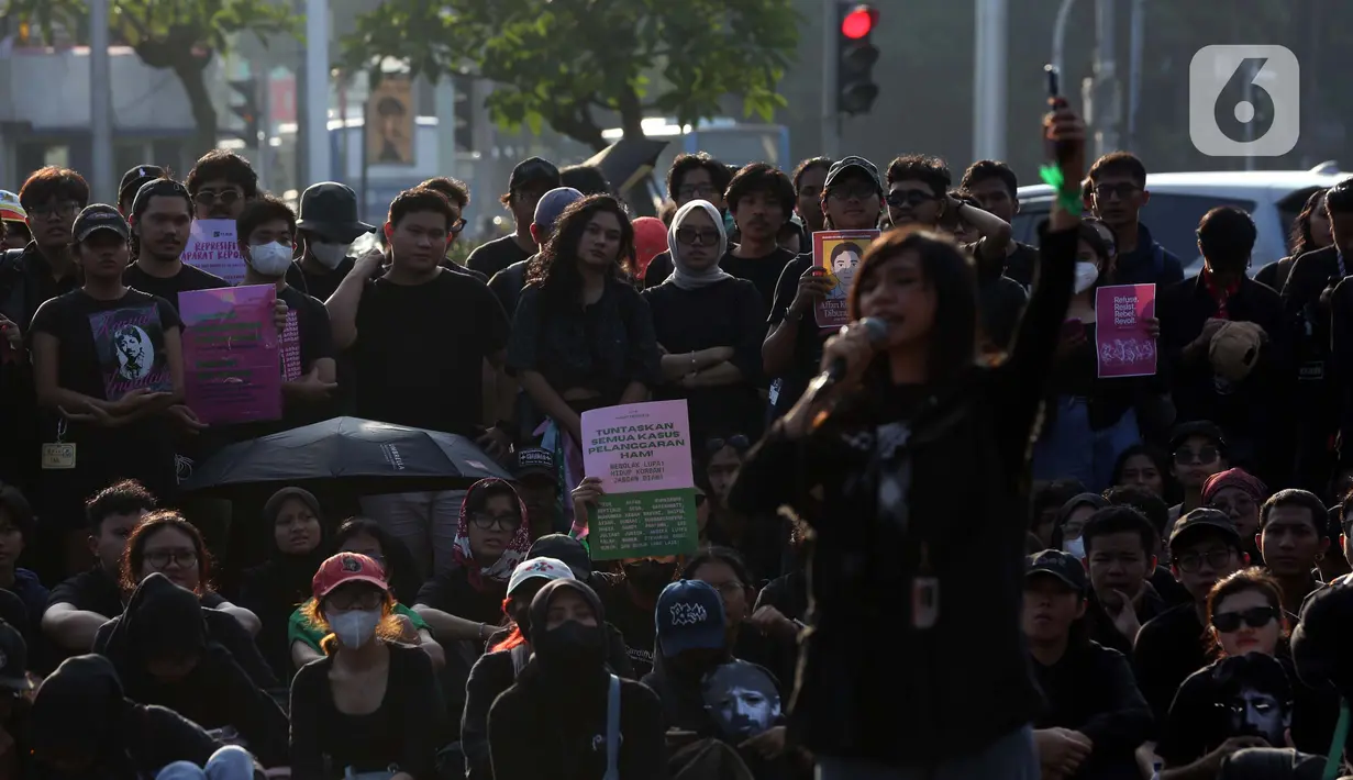 Mereka mengikuti gelaran Aksi Kamisan yang ke-876, sebuah aksi damai yang digelar setiap Kamis sore sejak 2007 silam. (Liputan6.com/Helmi Fithriansyah)