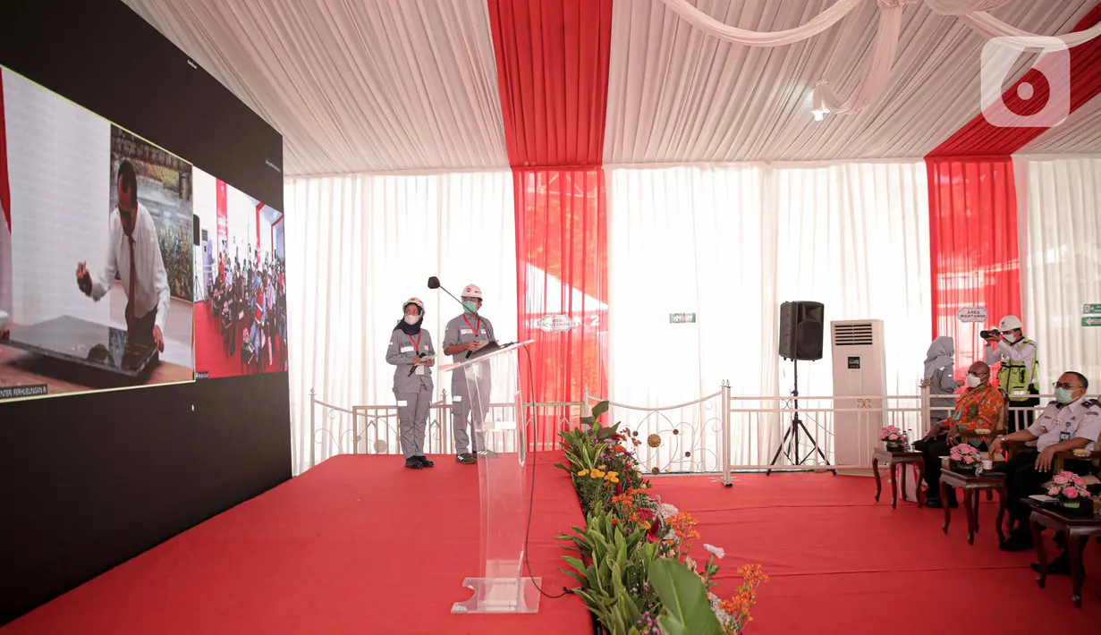 Menteri Perhubungan Budi Karya Sumadi menandatangain prastati usai seremoni penyambungan jembatan bentang panjang dengan struktur lintasan U-Shape Girder di LRT dukuh Atas, Jakarta, Rabu (11/11/2020). Total panjangnya 44 kilometer dan sudah terpasang U-Shaped Girder. (Liputan6.com/Faizal Fanani)