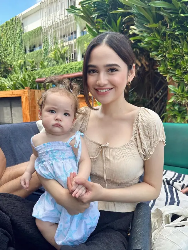 Potret Syifa Hadju pangku Baby Kamari anak bule Jennifer Coppen (Sumber: Instagram/@syifahadju)