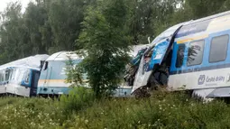 Dua kereta api bertabrakan dekat Desa Milavce antara Stasiun Domazlice dan Blizejovn di Republik Ceko, 4 Agustus 2021. Tiga orang tewas dan puluhan lainnya luka-luka ketika kereta Munich ke Praha nomor Ex 351 bertabrakan dengan layanan regional. (Michal CIZEK/AFP)
