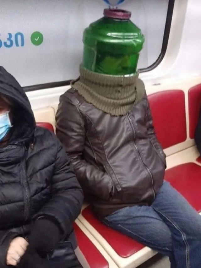 orang pakai masker unik di transportasi umum